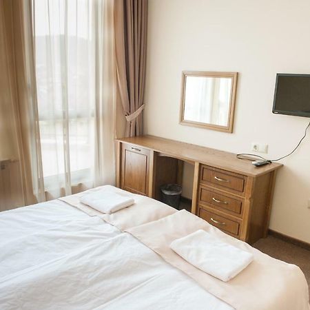 Hotel Chateau Des Bergers Targovisjte Buitenkant foto