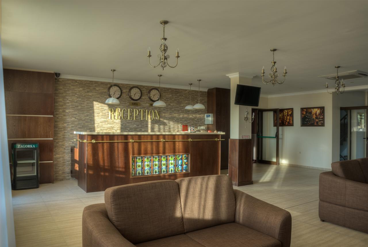 Hotel Chateau Des Bergers Targovisjte Buitenkant foto