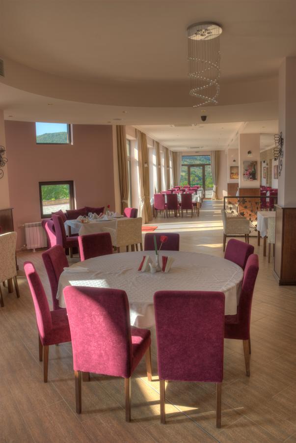 Hotel Chateau Des Bergers Targovisjte Buitenkant foto