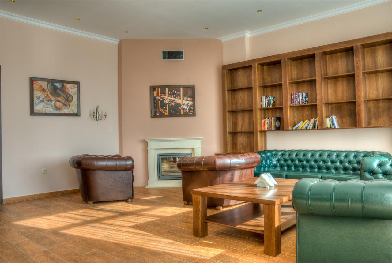 Hotel Chateau Des Bergers Targovisjte Buitenkant foto