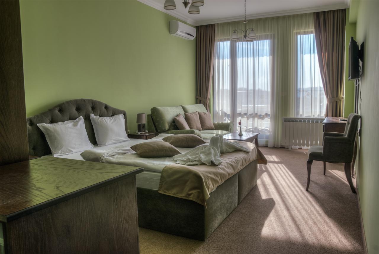 Hotel Chateau Des Bergers Targovisjte Buitenkant foto
