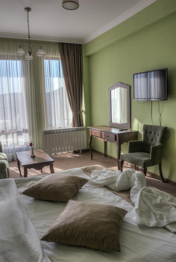 Hotel Chateau Des Bergers Targovisjte Buitenkant foto