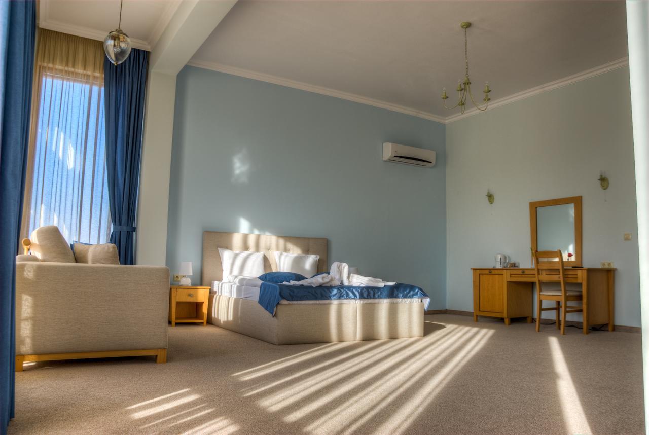 Hotel Chateau Des Bergers Targovisjte Buitenkant foto