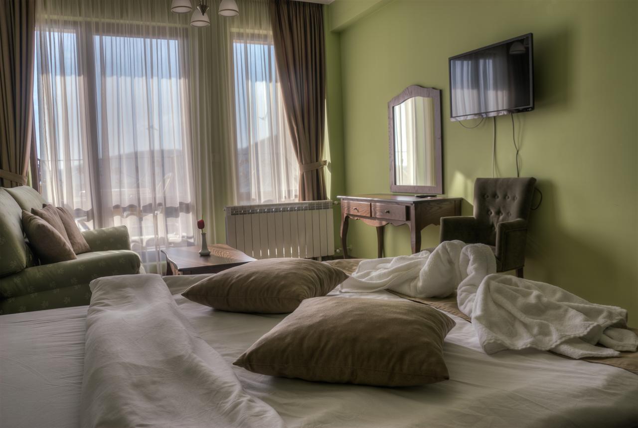 Hotel Chateau Des Bergers Targovisjte Buitenkant foto