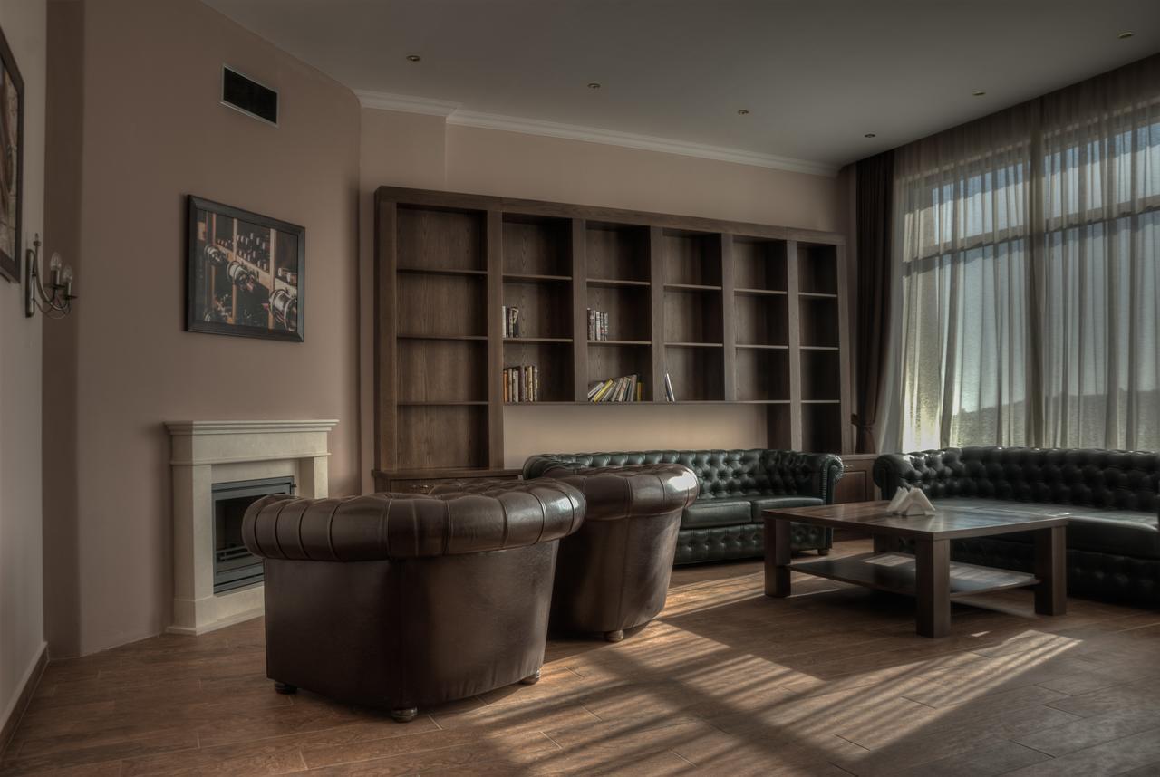 Hotel Chateau Des Bergers Targovisjte Buitenkant foto