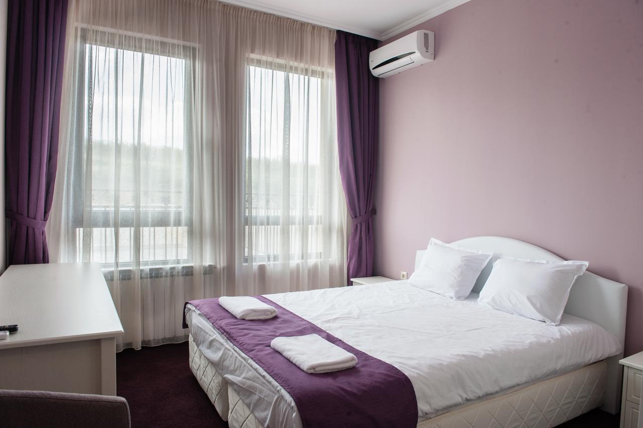 Hotel Chateau Des Bergers Targovisjte Buitenkant foto