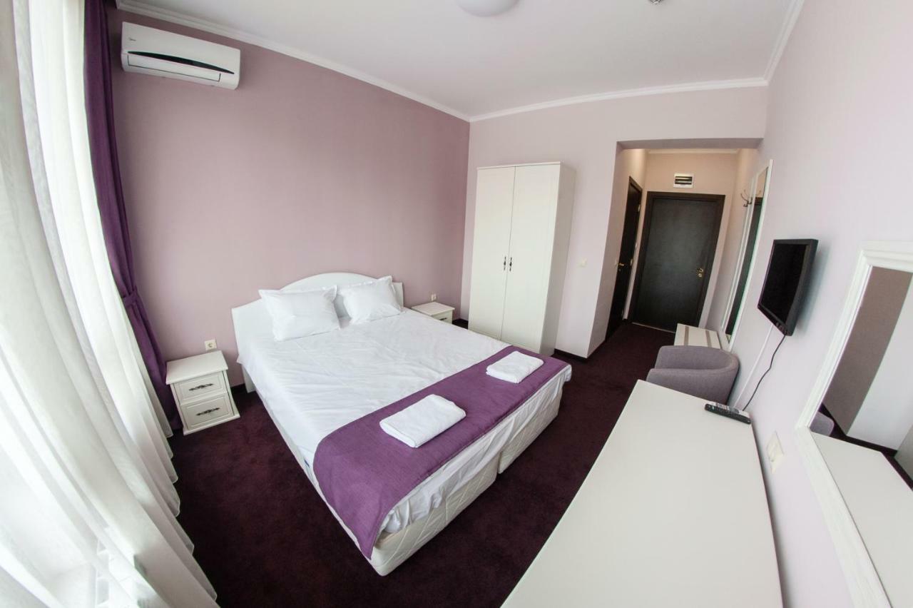 Hotel Chateau Des Bergers Targovisjte Buitenkant foto