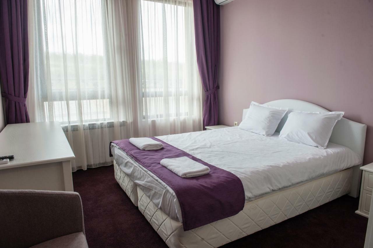 Hotel Chateau Des Bergers Targovisjte Buitenkant foto